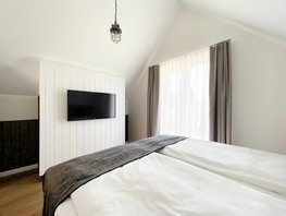 Schlafzimmer mit Doppelbett & Flatscreen TV im Ostsee-Domizil Ferienhaus Hohwacht 